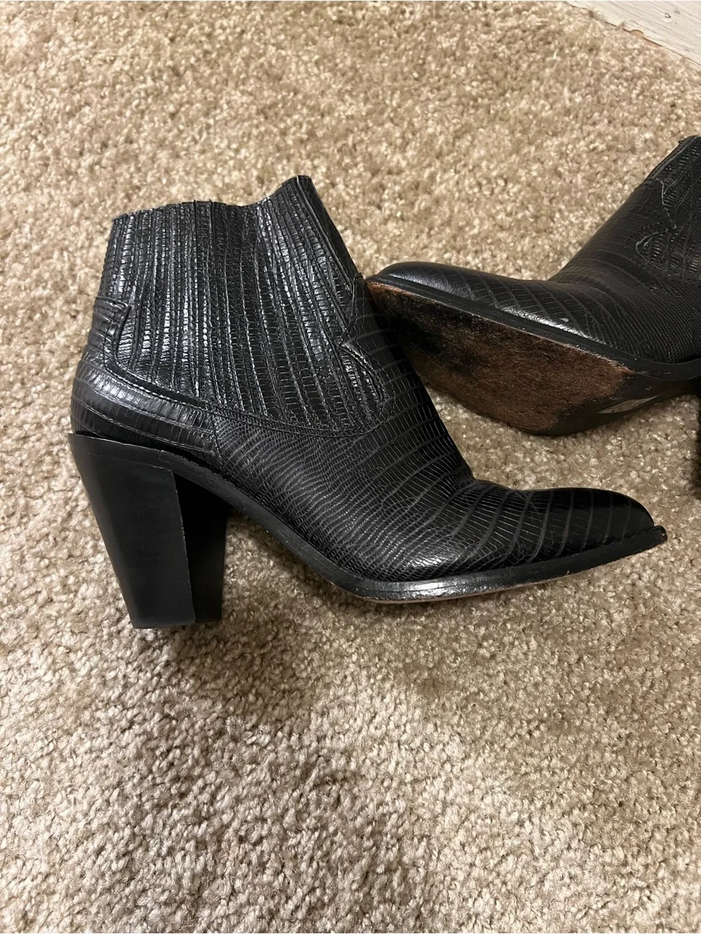 ASH IIona Pull on Heeled leather embossed ankle bootie 39‎